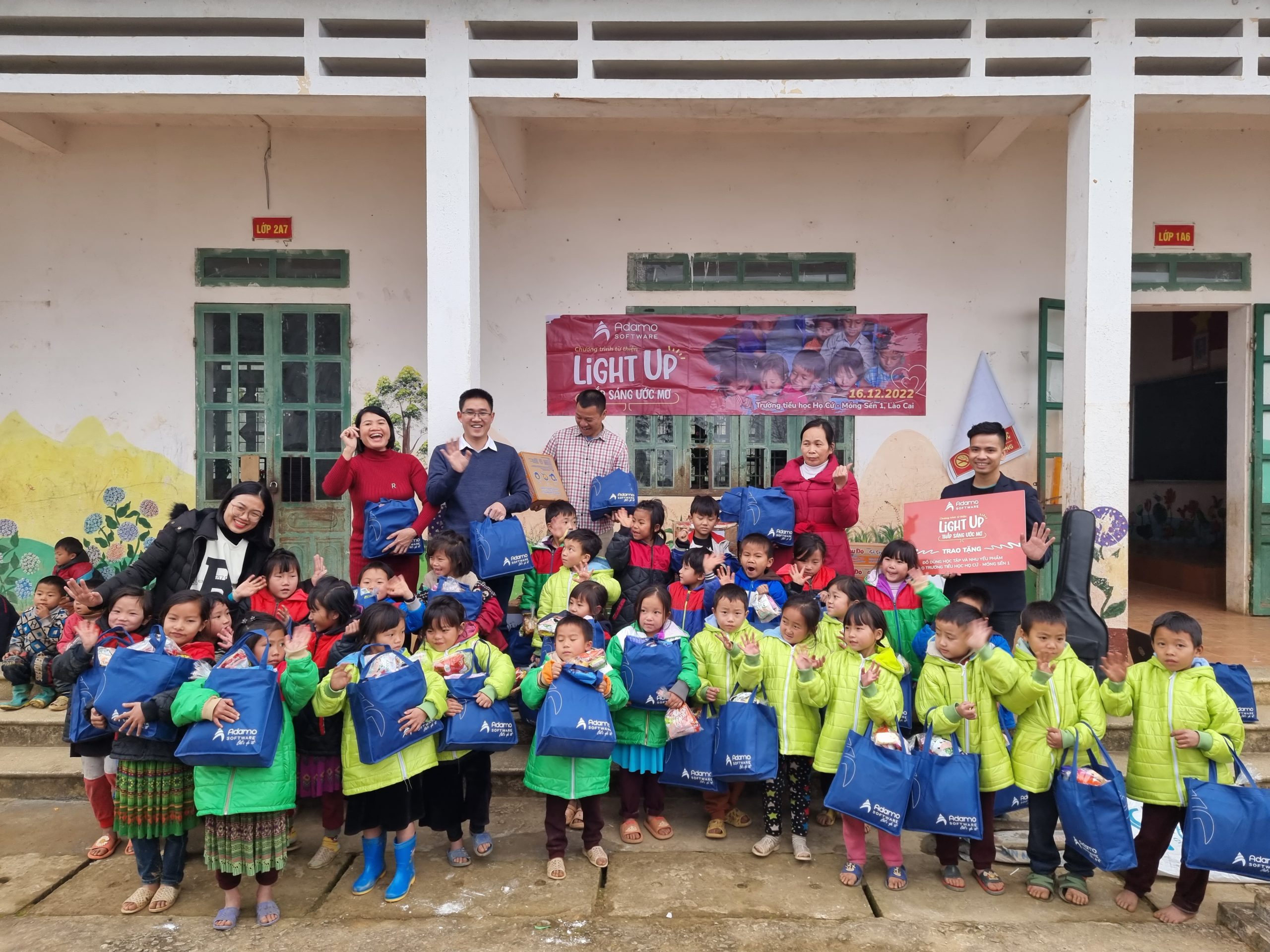 Light Up – Thắp sáng ước mơ : Chuyến hành trình đong đầy cảm xúc